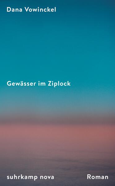 Ein Sommer zwischen Berlin, Chicago und Jerusalem »Dana Vowinckel soll bitte weiter und immer weiter erzählen. Ich möchte noch hundert Bücher von ihr lesen.« Daniela Dröscher, Autorin von Lügen über meine Mutter Ein Sommer zwischen Berlin, Chicago und Jerusalem. Wie jedes Jahr verbringt die fünfzehnjährige Margarita ihre Ferien bei den Großeltern in den USA. Viel lieber will sie aber zurück nach Deutschland, zu ihren Freunden und ihrem Vater, der in einer Synagoge die Gebete leitet. Die Mutter hat die beiden verlassen, als Margarita noch in den Kindergarten ging. Höchste Zeit, beschließt der Familienrat, dass sie einander besser kennenlernen. Und so wird Margarita in ein Flugzeug nach Israel gesetzt, wo ihr Vater aufgewachsen ist und ihre Mutter seit Kurzem lebt. Gleich nach der Ankunft geht alles schief, die gemeinsame Reise von Mutter und Tochter durchs Heilige Land reißt alte und neue Wunden auf, Konflikte eskalieren, während der Vater in Berlin seine Rolle überdenkt. Da müssen sie schon wieder die Koffer packen und zurück nach Chicago, wo sich alle um das Krankenbett der Großmutter versammeln und Margarita eine folgenreiche Entscheidung treffen muss. Von großen und kleinen Lügen, Glücksmomenten und Enttäuschungen, von Zuneigung und Schmerz erzählt Dana Vowinckel in ihrem Debütroman. Gewässer im Ziplock ist eine mitreißende Familiengeschichte zwischen jüdischer Tradition und deutschem »Gedächtnistheater«. Eine Geschichte voller Leben und Menschlichkeit. »Dana Vowinckels Roman ist von tiefer Weisheit, er kennt das Wanken, die Sehnsüchte und Zerrissenheit des Weltenwanderns.« Julia Franck, Autorin von Die Mittagsfrau