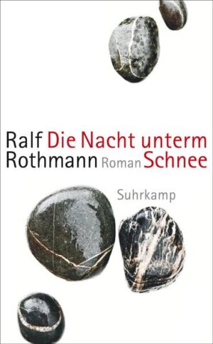 Winter 1945: Verwundet liegt die sechzehnjährige Elisabeth, ein Landarbeiterkind, in einem Bunker unter der Erde und wird von einem russischen Deserteur gepflegt. Durch das Ofenloch hört sie Schritte im Schnee, und fiebernd stellt sie sich vor, dass dort oben nicht nur alle, die sie kennt und mag, ihre Eltern und Brüder, die Oma aus Danzig, sondern auch ihr künftiger Mann und die ungeborenen Kinder nach ihr suchen und sich über die Trümmer entfernen, ohne zu ahnen, dass sie darunter liegt. Und plötzlich denkt die Vergewaltigte, dass es gut so ist, dass sie nie mehr hinaufwill zu ihnen, zu allem, und für immer in dieser Nacht, diesem Frieden unter dem Schnee bleiben möchte. Aber sie muss ihr Leben zu Ende leben. In einem atemberaubend geschriebenen Panorama der frühen Nachkriegsjahre zeichnet Ralf Rothmann das Portrait einer Frau, der stets die Angst im Weg steht, während ihr das Durchlittene jedes Gefühl dafür nimmt, welches Leid sie anderen zufügt