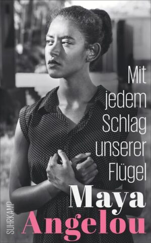 Ein Angebot von Malcolm X lockt sie Mitte der Sechziger zurück in ihre Heimat. Maya Angelou soll Seite an Seite mit dem Schwarzen Bürgerrechtler arbeiten. Ihre vier Jahre in Ghana enden, genau wie die Versuche, auf dem afrikanischen Kontinent Versöhnung zu finden. Was nun beginnt, ist der offene Kampf gegen den Rassismus in den Vereinigten Staaten, mit viel zu vielen Opfern: Malcolm X wird erschossen, im Stadtteil Watts im Süden von Los Angeles kosten Ausschreitungen zahlreichen Schwarzen Menschen das Leben, Martin Luther King stirbt bei einem Attentat … Aus nächster Nähe berichtet Maya Angelou von den historischen Rückschlägen und der Gewalt, von der Macht eines menschenverachtenden Systems, bis sie ein zweites Mal in ihrem Leben vor Schmerz fast verstummt. James Baldwin ist es, der ihr Sinn und Zweck und Kraft und Schönheit der Worte in Erinnerung ruft und sie bittet, schreib es alles auf. Mit jedem Schlag unserer Flügel schließt den Kreis. Maya Angelou beschwört darin die Opfer auf dem Weg zu mehr Gerechtigkeit. Sie bezeugt den Überlebenswillen der Schwarzen Gemeinschaft und feiert die Sprache als Ort der Erlösung.