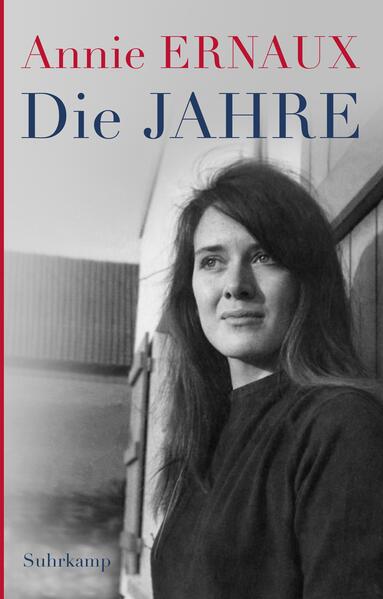 Geschichte ihrer selbst, Gesellschaftsporträt, universelle Chronik: Annie Ernaux’ aufsehenerregendes Werk wirkt von Beginn an weit über die französischen Grenzen hinaus. Eine faszinierende Einladung, das eigene Leben zu hinterfragen. Kindheit in der Nachkriegszeit, Algerienkrise, die Karriere an der Universität, das Schreiben, eine prekäre Ehe, die Mutterschaft, das Jahr 1968, Krankheiten und Verluste, die sogenannte Emanzipation der Frau, Frankreich unter Mitterrand, die Folgen der Globalisierung, das eigene Altern. Anhand von Fotografien, Erinnerungen und Aufzeichnungen, von Wörtern, Melodien und Gegenständen vergegenwärtigt Annie Ernaux die Jahre, die vergangen sind und betrachtet auf faszinierende Weise ihr Leben - unser Leben, das Leben.