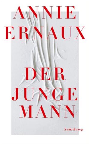 Annie Ernaux bricht ihr letztes Tabu - radikal pointiert und prägnant erzählt sie von einer skandalösen Liebesbeziehung, einer ambivalenten Rückkehr in die eigene Vergangenheit und der triumphalen Überwindung einer lebenslangen Scham. Sie ist Mitte fünfzig und beginnt ein Verhältnis mit einem dreißig Jahre jüngeren Mann. Einem Studenten, noch dem Milieu verhaftet, aus dem sie sich emanzipiert zu haben glaubt. Er verlässt die gleichaltrige Freundin und liebt sie mit einer Leidenschaft wie keiner zuvor. Entrückte Tage und Nächte in seinem kargen Zimmer, Matratze auf dem Boden, löchrige Wände, defekter Kühlschrank. Doch die intime Episode ist zugleich etwas Politisches, auf der Straße, in den Restaurants und Bars: fast ständig böse Blicke, wütende Reaktionen. Sie ist wieder das »skandalöse Mädchen« ihrer Jugend, nun aber ganz ohne Scham, mit einem Gefühl der Befreiung. Irgendwann erträgt er ihre frühere Schönheit nicht mehr, und sie erlebt bloß noch Wiederholung, obwohl er »ihr Engel ist, der die Vergangenheit heraufbeschwört, sie ewig leben lässt«. Und was heißt das für die Zukunft?