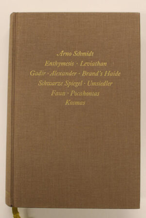 »Seine wohl schönste Liebesgeschichte«, urteilt Walter Kempowski über Arno Schmidts 1953 entstandene Erzählung Seelandschaft mit Pocahontas. Der Erzähler Joachim fährt zusammen mit einem Freund für ein paar Urlaubstage an den Dümmersee, man lernt zwei junge Frauen kennen und steuert geradewegs in eine Romanze. Joachim und seine Selma, er nennt sie Pocahontas, verbringen die wenigen Tage meist in einem Ruderboot auf dem See, diskutieren über Gott, Bücher und die Welt, lieben einander und geistern durch nächtliches Moor. Ist in diesen ersten Wirtschaftswunderjahren der Zweite Weltkrieg nur noch fernes Echo, stehen in der 1949 erschienenen Erzählung Leviathan, in Die Umsiedler (1953) und in den Kurzromanen Aus dem Leben eines Fauns (1953) und Brand's Haide (1951) die Vorzeit des Krieges, das unmittelbare Kriegserlebnis und die unwirtlichen Bedingungen von Flucht, Vertreibung und erster Nachkriegsberuhigung im Vordergrund. Der Roman Schwarze Spiegel (1951) entfaltet das Szenario einer fast menschenleeren Erde, die im Jahr 1955 von einem atomar geführten Dritten Weltkrieg verwüstet worden ist. In dem Band enthalten sind außerdem die in den Jahren 1946 bis 1954 entstandenen vier in der griechischen Antike angesiedelten Erzählungen: Enthymesis, Gadir, Alexander und Kosmas. Von Anachronismen durchsetzt, ist die antike Welt, wie Arno Schmidt sie schafft, von der Kriegs- und Nachkriegswirklichkeit seiner Tage nicht weit entfernt.