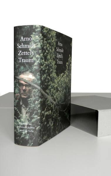 Vor 40 Jahren veröffentlichte Arno Schmidt sein wichtigstes Werk, Zettel's Traum: 1334 DIN-A-3-Seiten stark, über zehn Kilogramm schwer und als Faksimile vervielfältigt. Schmidts eigene Befürchtung - »Es wird sich nicht mehr setzen lassen« - hatte sich bewahrheitet. Vor dem komplexen Layout des dreispaltigen Romans mit seinen zahlreichen Randglossen kapitulierten Setzerei und Verlag. Nun endlich erscheint Zettel's Traum, das Werk, das Arno Schmidt auf einen Schlag berühmt machte, als gesetztes Buch. Jahrelange Arbeit von Setzern, Editoren und Korrektoren war nötig, um einen lesefreundlichen Schriftsatz herzustellen, ohne den Charakter des »Überbuchs« (Arno Schmidt) zu verändern und seine Eigenheiten zu glätten. Mit dieser Ausgabe gilt es, einen Riesenroman neu zu entdecken: Er erzählt die Liebesgeschichte zwischen dem alternden Schriftsteller Daniel Pagenstecher und der sechzehnjährigen Franziska Jacobi und von Leben und Werk Edgar Allan Poes. Er entwirft eine eigene Literaturtheorie in der Nachfolge Sigmund Freuds und entwickelt wie nebenbei eine neue Rechtschreibung, die zum Beispiel die wahren Eigenschaften eines »Pleas'-see=Rocks« enthüllt. In Zettels' Traum finden Arno Schmidts Bemühungen um eine moderne Prosaform und eine angemessene sprachliche Abbildung des menschlichen Bewusstseins ihren vorläufigen Höhepunkt.