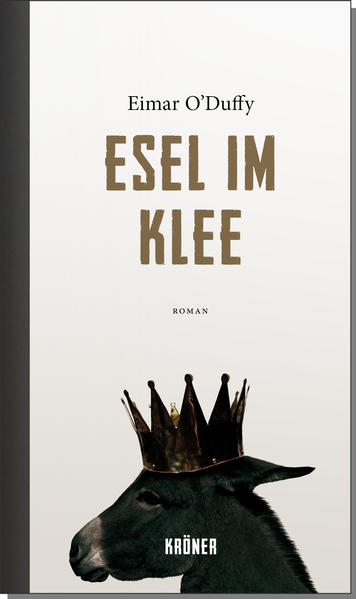 »Es gibt drei hassenswerte Dinge auf der Welt, zwei, die das Blut zum Erkalten bringen und eines, das es zum Kochen bringt: das Zischen einer Schlange, das Fauchen eines Tasmanischen Teufels und das Lächeln eines Bankiers.« Nachdem Cuanduine dem kriegswütigen Tyrannen Nervolini das Handwerk gelegt hat, möchte er eigentlich seine Ruhe haben - zudem er sich alsbald heftig verliebt. Aber noch sitzen die Vögel, die King Goshawk seiner geliebten Guzzelinda zum Geschenk gemacht hat, in ihren Käfigen, und ihre Befreiung war doch Cuanduines eigentliche Aufgabe. Und so erscheint ihm die irische Kriegsgöttin Badb und erinnert ihn an seine Pflichten. Dabei gibt sie ihm eine Menge gute Ratschläge mit auf den Weg, doch leider sind göttliche Ratschläge so oft unergründlich, und natürlich versteht Cuanduine alles falsch. Liegt es daran, dass die Dinge sich ganz anders entwickeln als erwartet, oder ist die Menschheit vielleicht einfach zu dumm, um gerettet zu werden? Vor den Erfahrungen von großen Menschheitskrisen, des Ersten Weltkriegs und der Weltwirtschaftskrise, schrieb Eimar O’Duffy 1931 diesen fulminanten Roman, der urkomisch, verblüffend aktuell und ein selten exquisiter Lesegenuss ist.So beginnt Eimar O’Duffys sprachmächtige, wütende Satire auf eine Welt, die uns immer frappierender bekannt vorkommt, je weiter der Roman voranschreitet. Dass dieser Roman schon 1926 veröffentlicht wurde, ist kaum zu glauben. Dass er erst jetzt wiederentdeckt und auch erstmals ins Deutsche übersetzt wurde, dagegen schon, denn O’Duffy war seiner Zeit so deutlich voraus, dass es fast wirkt, als hätte er hellsehen können. Douglas Adams lässt grüßen Bezeichnet wird das Werk als Missing Link zwischen Swift und Flann O’Brien (Auf Schwimmen-zwei-Vögel) - warum hier der Name Douglas Adams nicht fällt? Tatsächlich erinnert King Goshawk immer wieder so stark an Per Anhalter durch die Galaxis, dass alle, die noch immer sehnsüchtig einer Fortsetzung nachtrauern, sich hier über einen Ahnherrn freuen dürfen. Köstliche Unterhaltung ist in jedem Fall garantiert. Wiederentdeckt und kongenial übersetzt von Gabriele Haefs.