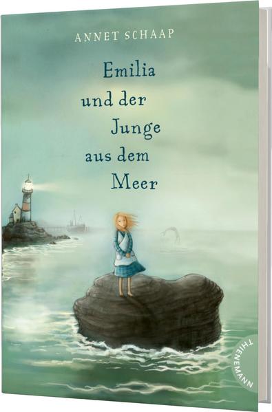 Im Schwarzen Haus wohnt ein Monster, sagen sie. Ausgerechnet dort soll Emilia, Tochter des Leuchtturmwärters, nun einziehen. Und tatsächlich scheint es ein schauriges Wesen zu geben, das hinter verschlossenen Türen lebt. Was ist bloß sein Geheimnis? Eines Tages wagt sich Emilia ins verbotene Zimmer und verändert mit diesem Schritt nicht nur ihr Leben ...