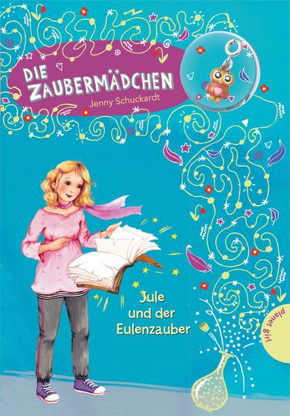 Jule ist ganz aufgeregt: Zum ersten Mal darf sie bei ihrer Freundin Amelie in der alten Wassermühle übernachten. Als die beiden Mädchen auf dem Dachboden herumstöbern, finden sie unter einer losen Holzplanke ein geheimnisvolles Buch und eine kleine Eule, die diesen Schatz zu bewachen scheint. Jule spürt ein merkwürdiges Kribbeln im Bauch, als würde ein seltsamer Zauber das Buch umgeben. Doch seine Seiten sind leer - was das wohl zu bedeuten hat? Jule macht sich auf eine spannende Spurensuche.