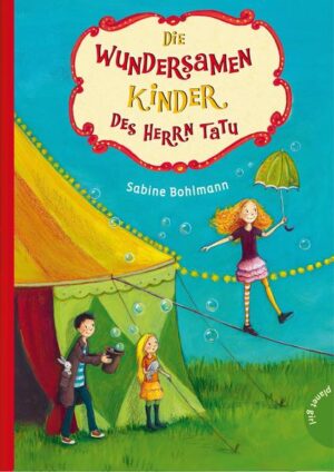 Was für eine wunderbare Welt! Zusammen mit ihren Geschwistern Finja und Artur wächst Marilu im kleinen Wanderzirkus ihres Vaters Henrikus Tatu auf. Alle Zirkusmitglieder sind wie eine große Familie. Doch eines Tages taucht die Wahrsagerin Federica Fiorenza auf und verdreht Papa Tatu den Kopf. Sie bringt ihn sogar dazu, seine Kinder auf ein Internat zu schicken! Marilu ahnt, dass Fiorenza Böses mit dem Zirkus im Schilde führt. So beschließen die Kinder kurzerhand, ihre Familie vor der Wahrsagerin zu retten und machen sich heimlich auf den Weg zurück zum Zirkus.