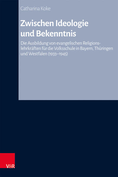 Catharina Koke untersucht die Beeinflussung der Lehrerausbildung im Fach evangelische Religion in den Jahren 1933-1945. Der Fokus liegt dabei auf der Ausbildung der Lehrkräfte für die Volksschule. Drei Landeskirchen werden hierfür vergleichend in den Blick genommen und unter der Fragestellung untersucht, inwieweit es den Landeskirchen gelingt, die Ausbildung angehender Lehrkräfte vor ideologischer Vereinnahmung zu schützen. In unterschiedlichem Ausmaß sind institutionelle sowie inhaltliche Aspekte dafür entscheidend, ganz besonders jedoch zeigen sich die in die Ausbildung involvierten Personen als entscheidender Faktor dafür, wieweit ein Schutz der Ausbildung vor der Zerschlagung durch den Nationalsozialismus gelingt. Zeitgeschichtliche Umstände und institutionelle Rahmenbedingungen wirken demgegenüber meist vor allem unterstützend oder im Gegensatz hemmend.