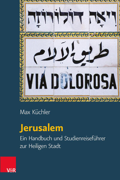 Jerusalem ist eine Stadt, mit der niemand zu Rande kommt. Setzt man einen Fuß auf ihren Boden, verspürt man die Vibrationen zahlloser heroischer Anfänge und dramatischer Tode. Sucht man nach ihrer Religion, wird man von ihren monotheistischen Gottheiten geradezu angefallen. Fragt man nach ihrer Geschichte, muss man sich nicht nur durch mehrere Jahrtausende durcharbeiten, sondern trifft diese Jahrtausende mit ihren religiösen Ansprüchen auch heute noch unvermindert an.Jerusalem zu beschreiben endet stets im Fragment