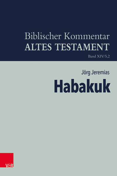 Das weithin unbekannte Buch Habakuk ist ein ungewöhnliches Prophetenbuch. Es enthält nur wenige Beispiele öffentlicher Verkündigung-besonders in den Weheworten -, vor allem aber Gebete mit harten Anklagen gegen Gott. Der Prophet empfindet Gottes Handeln in der Geschichte als widersinnig. Es steht für ihn im Widerspruch zu Gottes Wesen, wie es im Bekenntnis überliefert ist. Aber Gottes Antwort auf seine Gebete und vor allem die großartige Vision einer Theophanie führen Habakuk zu einem vertrauensvollen Warten auf Gottes Heil, das ihm nun gewiss ist. Damit wird der Prophet zum Vorbild für seine Leser. Jörg Jeremias versucht in seiner Kommentierung, die Intention des Propheten von der literarischen Gestaltung seines Buches zu unterscheiden und beide theologisch zu würdigen.