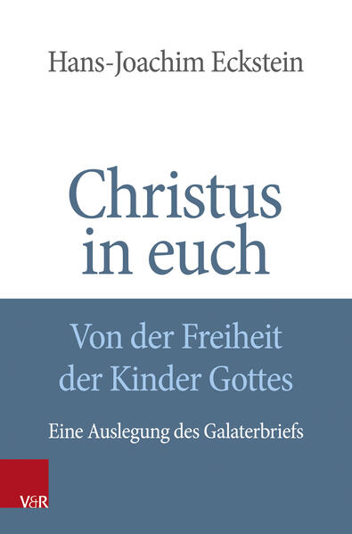 Zum Jahr des Reformationsjubiläums 2017 wird vielfältig an die vier grundlegenden evangelischen Grundsätze angeknüpft: Christus allein-allein die Schrift-allein aus Gnaden-allein im Glauben. Für Luther hatten die reformatorischen Grundeinsichten gerade im Galaterbrief ihre biblische Grundlage: »Der Brief an die Galater ist mein ›Epistelchen‹, der ich mich vertraut habe, sie ist meine Käthe von Bora« (WA 1, Nr. 146 1531). Der Brief des Paulus an die Galater gehört zu den bedeutendsten Schriften des Neuen Testaments. Der Apostel schreibt an Gemeinden, die durch seine Verkündigung des Evangeliums von Jesus Christus entstanden sind, die aber durch aktuelle Entwicklungen aus Sicht des Paulus Gefahr laufen, ihre Fundamente zu verlieren und von der „Wahrheit des Evangeliums“ abzukommen. Die herzliche Verbundenheit, das Ringen um die verbindliche Wahrheit sowie die tiefe Sorge um das Wohl und Heil seiner Gemeinden bedingen die besondere Intensität und persönliche Leidenschaft des Galaterbriefs. Zugleich ist der Galaterbrief eine reiche Quelle für zentrale Themen des Evangeliums. Die Bedeutung des Kommens Jesu Christi bis hin zu seiner Lebenshingabe am Kreuz, die Fragen des Ursprungs des Evangeliums, der Rechtfertigung des Menschen vor Gott, der begrenzten Funktion des Gesetzes sowie der Zusammenhang von Gottes Verheißung in der Schrift und seiner Erfüllung in Christus werden eingehend entfaltet. Wir erfahren von der einzigartigen Bedeutung der in Christus erwiesenen Gnade Gottes und des im Evangelium gründenden Glaubens, von der überwältigenden Erfahrung der christlichen Freiheit und des neuen Lebens im Geiste Gottes. Schließlich ist der Galaterbrief auch eine der bedeutendsten Quellen für unser historisches Wissen über das Leben und Wirken des Paulus sowie für unser Verständnis von den frühen christlichen Gemeinden. Denn im Galaterbrief haben wir es mit einem ganz frühen Zeugnis von einem Augenzeugen und Vorkämpfer der Verbreitung des Evangeliums in der damaligen Welt zu tun. Eine so verständliche wie tiefgehende Auslegung, die in die Verkündigung und das Denken des Apostels Paulus einführt und zu einem erneuten Fragen nach der „Wahrheit des Evangeliums“ und nach der „Freiheit der Kinder Gottes“ einlädt.