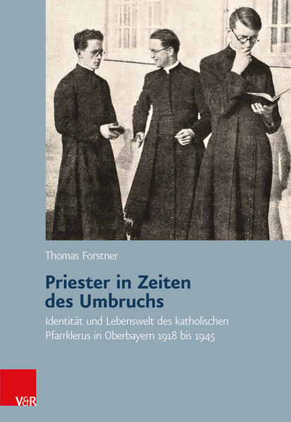 Katholische Priester sahen sich in der ersten Hälfte des 20. Jahrhunderts angesichts der politisch-gesellschaftlichen Umbruchsprozesse im Zuge der Modernisierung mit einer Welt im Wandel konfrontiert. Forstner geht am Beispiel des Pfarrklerus in Oberbayern der Frage nach, wie der Klerus und die Verantwortlichen in der Kirchenhierarchie auf diese Veränderungen reagierten. Er untersucht dabei die Prozesse der Nachwuchsrekrutierung und -ausbildung ebenso, wie den Wandel in der sozialen und mentalen Disposition des Klerus. Ein besonderer Schwerpunkt liegt auf der priesterlichen Alltagskultur, deren unterschiedlichste Ausprägungen betrachtet werden: Das katholische Pfarrhaus mit seinen Hausgenossen, die materielle Situation des Klerus, seine geistigen und wissenschaftlichen Interessen ebenso wie sein Freizeitverhalten zwischen Wirtshaus und Sportplatz. Forstner zeigt, wie der Klerus in einem steten Spannungsverhältnis zwischen der Partizipation an den Errungenschaften der Moderne und der Wahrung der von der Obrigkeit geforderten Distanz zu diesen stand. Dem abweichenden Verhalten von Klerikern und den Strategien von dessen Verdeckung und Tabuisierung widmet sich die Studie anhand von Phänomenen wie dem Konkubinat, praktizierter Homosexualität und Eigentumsdelikten. Nicht zuletzt geht der Autor der Frage nach, wie der Klerus den größten politischen und gesellschaftlichen Herausforderung seiner Zeit, dem nationalsozialistischen Herrschaftssystem mit seinen Folgen und dem Krieg, gegenübertrat.