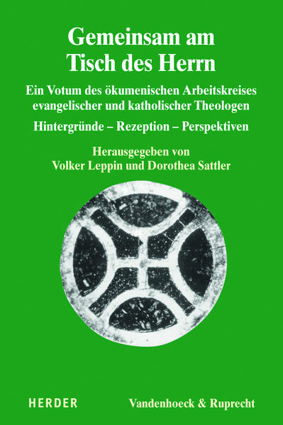 Das 2020 erschienene Votum des Ökumenischen Arbeitskreises evangelischer und katholischer Theologen (ÖAK), gemeinsam am Tisch des Herrn Jesus Christus das Heilige Abendmahl und die Eucharistie zu feiern, hat eine breite Rezeption erfahren. In diesem Buch stellen sich die Mitglieder des ÖAK den kritischen Anfragen an dieses Votum und greifen die positiven Anregungen zur weiteren Gestaltung des ökumenischen Weges auf. Die bischöflichen Vorsitzenden des ÖAK, Kirchenpräsident Christian Schad und Bischof Georg Bätzing, nehmen zu den kirchenamtlichen Herausforderungen im Blick auf die Reform aller Kirchen in Liturgie und Leben Stellung. Bischof em. Martin Hein hat die Studie als seinerzeitiger Leiter des ÖAK intensiv mitgestaltet und bekräftigt das Votum aus evangelischer Sicht. Die wissenschaftliche Leitung des ÖAK (Volker Leppin und Dorothea Sattler) referieren und kommentieren die Stellungnahmen zum Votum. Beiträge von Mitgliedern des ÖAK, die an der Entstehung des Votums beteiligt waren, nehmen einzelne Gesichtspunkte auf und verbinden sie mit einer Erinnerung an den erreichten Stand der ökumenischen Gespräche. Das Buch will die theologischen Hintergründe des Votums offenlegen, die bisherige Rezeption darstellen und auch Perspektiven für die künftigen ökumenischen Gespräche über Abendmahl und Eucharistie aufzeigen. Die im Kontext des 3. Ökumenischen Kirchentags 2021 in Frankfurt verorteten kirchenamtlichen Stellungnahmen werden dokumentiert.