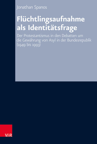 Die Aufnahme von Flüchtlingen wurde in der Bundesrepublik immer wieder zum Gegenstand kontroverser gesellschaftlicher Auseinandersetzungen. Der Protestantismus beteiligte sich intensiv an diesen Debatten. Jonathan Spanos untersucht die Kontroversen um die Aufnahme und Anerkennung politischer Flüchtlinge als eine entscheidende Konfliktlinie für die Aushandlung des Verhältnisses von Politik und Religion in der Bundesrepublik sowie als Transformationsgeschichte des evangelischen Christentums. Spanos analysiert die Haltung des Protestantismus zur Asylpolitik der Bundesrepublik sowie seine Einflussnahme auf die Debatten um die Gewährung von Asyl aus einer kultur- und politikgeschichtlichen Perspektive. Besonderes Augenmerk erhalten der Flüchtlingsbegriff, die Konstruktion von Flüchtlingsstereotypen sowie Argumentationsformen. Ausgehend von den Kontroversen um die Zuwanderung von SBZ/DDR-Flüchtlingen in der frühen Bundesrepublik beschreibt und analysiert Spanos die Entwicklung protestantischer Debattenbeiträge. Der zeitliche Schwerpunkt der Untersuchung liegt auf den 1970er und 1980er Jahren. Die Arbeit schließt mit einem Ausblick auf die von massiven innerprotestantischen Konflikten begleitete Positionierung zur Grundgesetzänderung im Jahr 1993.