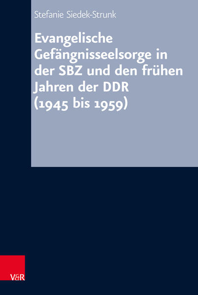 Die vorliegende Untersuchung erschließt mit der evangelischen Gefängnisseelsorge in der SBZ und der frühen DDR ein bislang nicht erforschtes Feld im Schnittbereich von Kirchen- und allgemeiner Geschichte. Sie liefert neue Erkenntnisse sowohl zum Staat-Kirche-Verhältnis als auch für die Entwicklung des Verhältnisses von EKD und ostdeutschen Landeskirchen. Durch die Rekonstruktion der Gefängnisseelsorge bereits seit 1945 erhellt die Arbeit auch die bislang nur wenig erforschte Kirchenpolitik der sowjetischen Besatzungsmacht in der SBZ. Es wird belegt, dass die unter den Sowjets etablierte Praxis der Gefängnisseelsorge die Basis für deren Handhabung in der DDR bildete. Dabei verdeutlicht die Untersuchung das Dilemma des Staates: Wie erreichte man den Stillstand des ungeliebten Dienstes der evangelischen Kirche im Strafvollzug, ohne dabei das nach Außen propagandierte Grund- und Menschenrecht der Religionsfreiheit, einen unverzichtbaren Eckpfeiler des demokratischen Staates-denn als solchen verstand man sich -, zu beschädigen?