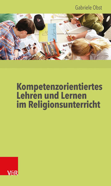 Religionslehrerinnen und -lehrer stehen heute vor der Aufgabe, landesweite, kompetenzorientierte Lehrpläne umzusetzen: Schulinterne Curricula sind zu entwickeln, Überprüfungs- und Bewertungsverfahren für die erzielten Kompetenzen auszuarbeiten. Der eigene Unterricht ist so zu gestalten, dass Schülerinnen und Schüler Kompetenzen religiöser Bildung erwerben können.Das Buch leitet durch die pädagogische und religionspädagogische Diskussion. Standard- und kompetenzorientierte Modelle religiöser Bildung werden gesichtet. Sodann steht die kompetenzorientierte Praxis im Zentrum: Was ist bei der Planung zu bedenken? Wie unterrichtet man kompetenzorientiert? Wie können Kompetenzen überprüft werden?Die 4. komplett überarbeitete und aktualisierte Auflage wurde inhaltlich in allen Aspekten der derzeitigen religionspädagogischen Debatte aufgearbeitet und erstrahlt auch optisch in neuem Glanz.