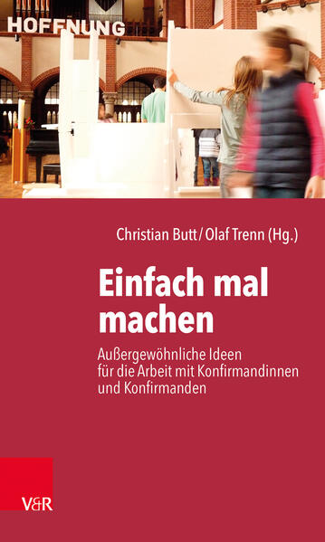 Das Buch fordert auf, innovative Methoden „einfach mal“ in die eigene Konfirmandenarbeit einzubinden und auszuprobieren. Es liefert dazu außergewöhnliche, aber zugleich machbare Ideen-mal sehr schnell und leicht umsetzbar, mal etwas herausfordernder. Die zwanzig enthaltenen Konzepte bilden dabei ein breites methodisches Spektrum ab, nehmen erlebnispädagogische Aspekte auf, nutzen moderne Medien, sind subjektorientiert und beziehen auch die gesellschaftspolitische Ebene mit ein. Das Buch kann somit all denjenigen, die in der Konfirmanden- und kirchlichen Jugendarbeit tätig sind, ein wertvoller Begleiter werden. Sie erhalten Bausteine für eine abwechslungsreiche, kreative Arbeit mit Jugendlichen. Pastorinnen, Pfarrer, Vikarinnen und Vikare haben die einzelnen Ideen und Konzepte entwickelt und in der Praxis erprobt.