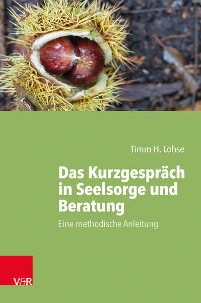 »Kann ich Sie kurz sprechen?«-Small Talk bestimmt in der beruflichen und privaten Kommunikation den Ton des Miteinanders und gehört auch zum Alltag in helfenden Berufen. Die Beiläufigkeit dieser meist zufälligen Gesprächssituationen lässt bewährte seelsorgliche und beraterische Gesprächstechniken oder Therapiemethoden kaum zur Anwendung kommen. Doch auch in kurzer Zeit kann ein Gespräch geführt werden, das dem Auftrag der Seelsorge entspricht, in einer spezifischen Lebens-, Krisen- oder Konfliktsituation christliche, befreiende Hilfe zur Lebensgestaltung zu leisten. Diese methodische Anleitung bietet eine an der Praxis orientierte und in Fortbildungskursen erprobte Alternative zu Seelsorgekonzepten, die Seelsorge überwiegend als Prozessgeschehen begreifen. Vor dem Hintergrund von systemischem Ansatz, Kommunikationstheorie und Semiotik werden die besonderen Gesetzmäßigkeiten, Möglichkeiten und Fallen des Kurzgesprächs erläutert. Zahlreiche praktische Gesprächsbeispiele, Tipps und Übungen für beratende Personen ermutigen dazu, Kurzgesprächen nicht mehr auszuweichen, sondern die besondere Chance zu nutzen, die ein solches Gespräch für Ratsuchende bietet.