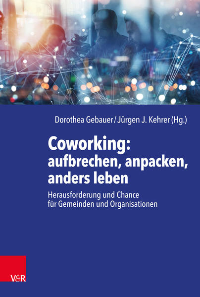 Coworking und Kirche-das ist mehr, als in leeren Gebäuden ein paar kreative Projekte und neue Orte mit Arbeitstischen zu füllen oder eine Kaffeemaschine mit fairem Kaffee unters Kreuz zu stellen. Coworking ist in erster Linie eine Kultur, eine innere Haltung und Mindset, ist geistliches Tun. Eine Fülle theologischer und soziologischer Reflexionen, Praxisbeispiele und ein abschließender Serviceteil inspirieren zu erneuertem Denken und Handeln in der Welt der Arbeit sowie zu schöpferischem Sein. Das Buch zeigt: Coworking hilft Kirche, Kirche für das Dorf oder die Region zu sein. Kirche kann von bestehenden Coworking-Spaces lernen, umgekehrt können Coworking-Spaces von Kirche zu gemeinschaftsbildenden Prozessen angeregt werden. In den Beispielen aus der Praxis zeigen Gründer:innen ihr Gesicht und ihre Arbeit: Coworking-Spaces, die unterschiedlicher nicht sein können. Sie alle empfehlen, die Unterschiedlichkeit der Sozialräume zu würdigen und sich bei der Entwicklung von Angeboten und Projekten an den jeweiligen Bedingungen vor Ort zu orientieren. Alle Autor:innen des Buchs machen Mut: „Lauf los! Tu es!“ So kann es gelingen, die Welt der Arbeit zu erneuern. „Kirche hat den Auftrag, nah bei den Menschen zu sein. Und damit auch mitten in einer agilen Gesellschaft mit zunehmend mobilem Arbeitsverhalten. Wie wunderbar, wenn der Schatz unserer alten Gemäuer Neuland und Freiraum bietet. Coworking-eine großartige Chance.“-Hansjörg Kopp, Pfarrer, Generalsekretär des CVJM Deutschland und Vorsitzender von „Fresh X Netzwerk e.V.“ „Wie wir arbeiten, sagt viel darüber aus, was uns im Leben wichtig ist. Coworking ermöglicht es den Menschen, Arbeit selbstbestimmt zu gestalten, nach den eigenen Werten, Vorstellungen und Bedürfnissen, die viele von uns erst einmal entdecken müssen. Das ist die Kraft von Coworking.“-Tobias Kremkau, Coworking-Berater bei der »CoWorkLand eG« und Mitgründer der „German Coworking Federation e.V.“ „Ich freue mich sehr, dass sich die Kirchen für eine Öffnung hin zu Coworking-Spaces entschieden haben, und bin gespannt, welche Transformationen in ihrer Nachbarschaft dadurch entstehen.“-Madeleine Gummer von Mohl, Mitgründerin von „betahaus“