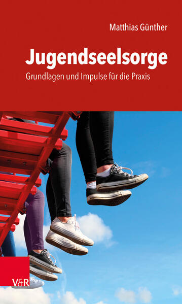 Was macht Seelsorge mit Jugendlichen aus? Wie kann ich in den unterschiedlichsten Situationen in der Arbeit mit jungen Menschen seelsorglich handeln? Welche Bedingungen müssen erfüllt sein, um seelsorglich tätig zu werden?Jugendseelsorge lässt sich weder einer Kategorie von Seelsorge wie Notfallseelsorge, Gefängnisseelsorge oder Telefonseelsorge zuordnen, noch ist geklärt, zu welchem Arbeitsbereich in der Kirche-Schulseelsorge, schulbezogene Jugendarbeit oder Gemeindepraxis-sie gehört. Ausgehend von Erkenntnissen der modernen Entwicklungspsychologie des Jugendalters sowie einer Analyse der gegenwärtigen Jugendreligiosität entwickelt der Autor eine ziel- und ressourcenorientierte Seelsorge mit jungen Menschen und entfaltet diese anhand zahlreicher Beispiele für die seelsorgliche Praxis. Jugendseelsorge wird dabei als mehrdimensionales Praxisfeld beschrieben. Die Dimension des helfenden Handelns, die religiös bildende sowie die liturgisch-spirituelle Dimension ergänzen und durchdringen sich wechselseitig.Das Buch lädt haupt- und ehrenamtlich in Jugendarbeit und Schule Tätige ein, Jugendseelsorge neu in den Blick zu nehmen und die enthaltenen Impulse und Entwürfe in die eigene Praxis umzusetzen.