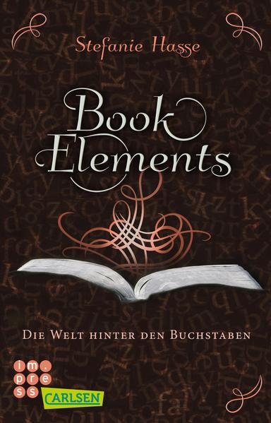 **Pass auf, was du liest, denn du könntest dich plötzlich im Buch wiederfinden…** Endlich bleiben die Buchhelden wieder in ihren Romanen und die Wächter der Bibliotheca Elementara sind zu ganz normalen Menschen geworden. Doch dann verschwinden ausgerechnet die beiden Bücher, die den Anfang und das Ende aller Geschichten markieren. Als auch noch Lins Fähigkeiten wiederkehren und Buchfiguren mysteriöse Nachrichten hinterlassen, wird ihr klar, dass die Buchwelt an Macht gewonnen hat. Lin wird der Realität entrissen und befindet sich plötzlich in »Otherside«, dem Buch, das ihr Herz schon einmal zum Rasen gebracht hat… //Alle Bände der fantastischen Bestseller- Reihe: - - BookElements 1: Die Magie zwischen den Zeilen - - BookElements 2: Die Welt hinter den Buchstaben - - BookElements 3: Das Geheimnis unter der Tinte - - BookElements: Alle drei Bände in einer E- Box// Die BookElements- Reihe ist abgeschlossen.