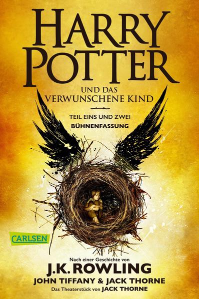 Die offizielle Bühnenfassung der Originalinszenierung von »Harry Potter und das verwunschene Kind«. Es war nie leicht, Harry Potter zu sein - und jetzt, als Angestellter des Zaubereiministeriums, Ehemann und Vater von drei Schulkindern, ist sein Leben nicht gerade einfacher geworden. Während Harrys Vergangenheit ihn immer wieder einholt, kämpft sein Sohn Albus mit dem gewaltigen Vermächtnis seiner Familie, mit dem er nichts zu tun haben will. Als Vergangenheit und Gegenwart auf unheilvolle Weise miteinander verschmelzen, gelangen Harry und Albus zu einer bitteren Erkenntnis: Das Dunkle kommt oft von dort, wo man es am wenigsten vermutet. Das Skript zu »Harry Potter und das verwunschene Kind« erschien erstmals als »Special Rehearsal Edition Script« anlässlich der Premiere von Jack Thornes Theaterstück. Es basiert auf einer Geschichte von J.K. Rowling, John Tiffany und Jack Thorne und wurde im Sommer 2016 in London uraufgeführt. Zuschauer und Kritiker waren begeistert und die Buchfassung wurde sofort zum internationalen Bestseller. Diese überarbeitete Bühnenfassung enthält die endgültigen Dialoge aus dem Theaterstück, die sich seit den ersten Proben zum Teil leicht verändert haben. Zum exklusiven Bonusmaterial gehört ein Gespräch zwischen dem Regisseur John Tiffany und dem Autor Jack Thorne, die Anekdoten zum und Gedanken über das Lesen von Theaterstücken austauschen. Außerdem gibt es nützliche Hintergrundinformationen: den Stammbaum der Familie Potter und eine Chronologie der Ereignisse, die vor Beginn von »Harry Potter und das verwunschene Kind« stattgefunden haben.