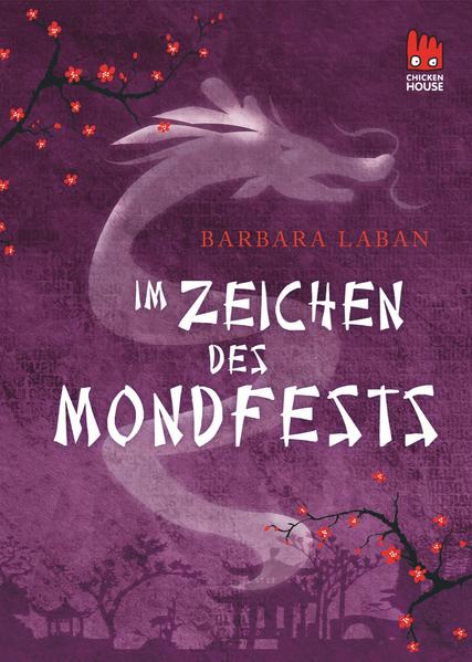 O nein! Sienna muss umziehen, ausgerechnet nach China. Alles ist Sienna fremd hier, ihr Vater ist ständig unterwegs und die Haushälterin Ling quält sie mit chinesischen Schriftzeichen und seltsamem Essen. Doch dann entdeckt Sienna einen unfassbaren Betrug und plötzlich ist sie auf der Flucht - in einem Land, dessen Sprache sie nicht versteht. Zum Glück hat sie den Jungen Langlang an ihrer Seite und Rufus, ihren unsichtbaren Hund. Gemeinsam versuchen sie herauszufinden, was Lings kriminelle Machenschaften und das Verschwinden von Siennas Mutter vor einiger Zeit miteinander zu tun haben. Und die Spur führt sie zum Tempel des duftenden Bergs...