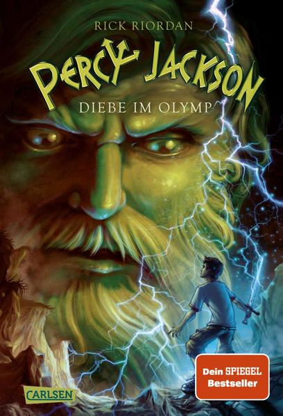 Action, Humor und ein bisschen GötterdramaAuf den ersten Blick ist der zwölfjährige Percy Jackson ein ganz normaler Jugendlicher: Nicht gerade ein Überflieger und in Sachen Selbstbewusstsein ist noch Luft nach oben. Wären da nicht diese merkwürdigen Vorkommnisse, die ihm ständig Ärger einbringen: So wie die Mathelehrerin, die sich in eine Furie verwandelt oder der überaus aggressive Minotaurus, der ihm auf den Fersen ist. Doch dann erfährt Percy endlich, warum ihn die fiesesten Gestalten der griechischen Mythologie ins Visier genommen haben: Er ist ein Halbgott und sein Vater ist der mächtige Meeresgott Poseidon!Damit verändert sich alles, denn Percy muss ins Camp Half-Blood, eine Zuflucht für Jugendliche wie ihn. Dort soll er lernen, seine göttlichen Kräfte zu beherrschen. Denn nur gemeinsam mit den anderen Halbgöttern hat er eine Chance gegen die unheilvollen Titanen zu bestehen und die Welt vor dem Untergang zu bewahren.Die Jugendbuch-Bestsellerserie mit nachtragenden Ungeheuern und schrulligen GötternAls Percy Jackson erfährt, dass er ein Halbgott ist und es die Kreaturen aus der griechischen Mythologie wirklich gibt, verändert das alles. Von nun an stehen ihm und seinen Freunden allerlei Monster, göttliche Streitigkeiten und epische Quests bevor.Gespickt mit Heldentum, Chaos und Freundschaft ist die sechsteilige Fantasy-Reihe rund um den Halbgott Percy Jackson inzwischen millionenfach verkauft. Der Mix aus Spannung, Witz und Mythologie begeistert Jung und Alt aus mehr als 40 Ländern und ist die bekannteste Serie von Rick Riordan.***Griechische Götter in der Gegenwart: chaotisch-wilde Fantasy für junge Leser*innen ab 12 Jahren und für alle Fans der griechischen Mythologie***