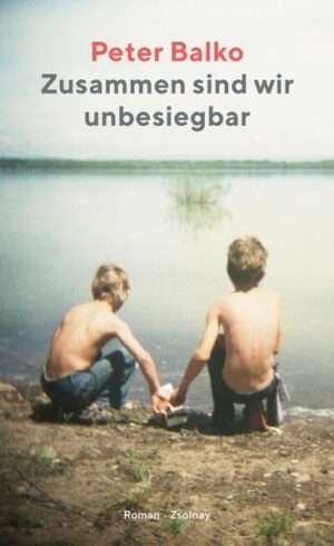 Pointiert, leuchtend, geheimnisvoll: Peter Balko erzählt in seinem warmherzigen Debütroman die Geschichte von Tom Sawyer und Huckleberry Finn an der ungarisch-slowakischen Grenze. Nichts kann ihrer Freundschaft etwas anhaben, davon sind Leviathan und Kapia felsenfest überzeugt. Dank Kapia, dreist und unerbittlich gegenüber Mensch und Tier, traut sich auch der schüchterne und ängstliche Leviathan plötzlich Abenteuer zu, die er bisher nur in seiner Phantasie erlebt hat. Gemeinsam machen sie das Dorf unsicher, jagen das goldene Schwein und verfolgen die todbringende Hahnenwitwe. Sie erobern Mädchenherzen und setzen sich in der Schule gegen Rivalen zur Wehr. Bis eines Tages die Ereignisse rund um einen harmlosen Kuss das dicke Band ihrer Freundschaft doch gefährden … Mit frecher Feder erzählt Peter Balko in seinem Debütroman unterhaltsam und sehr warmherzig die Geschichte von Tom Sawyer und Huckleberry Finn an der ungarisch-slowakischen Grenze.