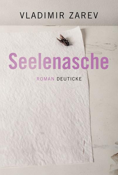 In „Seelenasche“, dem dritten und letzten Band von Vladimir Zarevs großer Trilogie zur Geschichte von Bulgarien, glimmt nach dem Fall der Berliner Mauer und des Eisernen Vorhangs noch einmal kurz die Hoffnung auf Einigkeit, Recht und Freiheit auf. Vor dem Hintergrund brutaler Machtverteilungskämpfe wird jedoch schnell klar, dass sich hier nur das durchsetzt, was der reale Sozialismus angeblich längst besiegt hatte: Habgier und Egoismus. Nun sind es die Frauen der Familie Weltschev, die, jede auf ihre Weise, Größe und Haltung zeigen. Vladimir Zarev, der „Balzac Bulgariens“, ist einer der wichtigsten Erzähler Südosteuropas und die Geschichte der Familie Weltschev sein Meisterwerk.