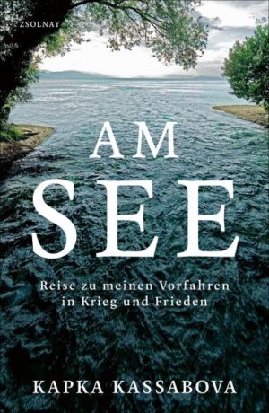 Kapka Kassabova folgt am Ohridsee den Spuren ihrer Familie. Wie in „Die letzte Grenze“ reist sie in ihrem neuen Buch auf den Weg in den Osten und in ihre eigene Vergangenheit. Fischer, Hausierer, Witwen, Waisen – Opfer, Täter und jene, denen es gelungen ist, sich aus den Verstrickungen zu befreien. Wie in einem Brennglas werden die Konflikte und Tragödien von Nationalstaaten in jenem Winkel Europas sichtbar, in den uns Kapka Kassabova führt: das zwischen Nordmazedonien, Albanien und Griechenland aufgeteilte Gebiet um den Ohrid- und Prespasee. Es ist verbunden mit ihrer eigenen Familiengeschichte, und so wird aus der Erkundung einer wunderschönen Gegend, ihrer Historie und politischen Verwerfungen eine Reise in die eigene Vergangenheit. Kassabova versteht es, die Zusammenhänge zwischen Topografie und Biografie bloßzulegen und Menschen zum Erzählen zu bringen, deren Schicksale die Zerrissenheit der Jahrhunderte spiegeln.