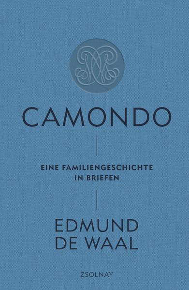 Nach „Der Hase mit den Bernsteinaugen“ ein neues Meisterwerk der Erinnerungsliteratur von Edmund de Waal Geschichte ist nicht Vergangenheit, sie hört nie auf und entfaltet sich in unseren Händen. Das schreibt Edmund de Waal in seinem neuen Buch, das ihn zurückführt in die Pariser Rue de Monceau, in der einst sein Vorfahre Charles Ephrussi den berühmten »Hasen mit den Bernsteinaugen« hütete, wo in unmittelbarer Nachbarschaft Marcel Proust wohnte und wo der Bankier Moïse de Camondo aus Konstantinopel ein Palais errichten ließ, in dem sich heute ein seit 1936 unverändertes Museum befindet. Niemand war zufällig in dieser »Straße der Anfänge«, sagt de Waal und beginnt, imaginäre Briefe an Moïse zu richten, über die vielfältigen Beziehungen ihrer beiden Familien, über Assimilation, Großzügigkeit, privates und öffentliches Leben und immer wieder über die Bedeutung der Erinnerung und dass es keinen »Schlussstrich« geben kann und darf.