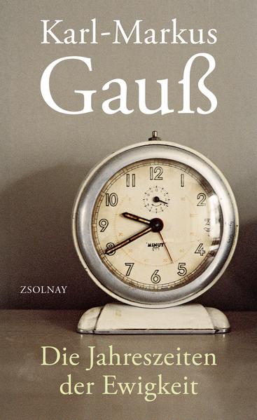 Karl-Markus Gauß ist ein präziser „Chronist des Alltags“ (NZZ) - In „Die Jahreszeiten der Ewigkeit“ liegen Weltbühne und Ortsbesichtigung nur einen Absatz entfernt. Die Jahre von seinem 60. zu seinem 65. Geburtstag bilden den Rahmen des neuen Journals von Karl-Markus Gauß. Doch verführt er uns, ihm weit zurück in die Geschichte zu folgen und mit ihm den Blick auf die Verwalter der Zukunft zu werfen. Von der Weltbühne zur Ortsbesichtigung ist es für Gauß meist nur ein Absatz: Helmut Schmidts Begräbnis schließt er kurz mit Henry Kissingers Rolle in Vietnam, die Kriegsversehrten, denen er einst auf dem Schulweg begegnete, mit der Flüchtlingskrise von 2015, den Tod eines Freundes mit den digitalen Ingenieuren der Unsterblichkeit. Der vielgerühmte Gauß-Sound: sanft und präzise, abschweifend und von aphoristischer Schärfe. Und immer elegant.