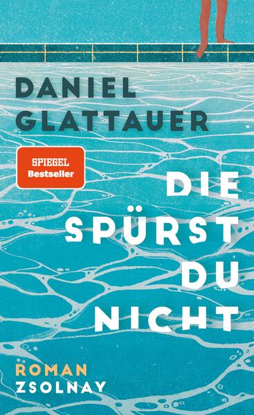 Der Bestsellerautor Daniel Glattauer lässt in seinem neuen Roman Menschen zu Wort kommen, die keine Stimme haben - ein Sittenbild unserer privilegierten Gesellschaft. Die Binders und die Strobl-Marineks gönnen sich einen exklusiven Urlaub in der Toskana. Tochter Sophie Luise, 14, durfte gegen die Langeweile ihre Schulfreundin Aayana mitnehmen, ein Flüchtlingskind aus Somalia. Kaum hat man sich mit Prosecco und Antipasti in Ferienlaune gechillt, kommt es zur Katastrophe. Was ist ein Menschenleben wert? Und jedes gleich viel? Daniel Glattauer packt große Fragen in seinen neuen Roman, den man nicht mehr aus der Hand legen kann und in dem er all sein Können ausspielt: spannende Szenen, starke Dialoge, Sprachwitz. Dabei zeichnet Glattauer ein Sittenbild unserer privilegierten Gesellschaft, entlarvt deren Doppelmoral und leiht jenen seine Stimme, die viel zu selten zu Wort kommen.