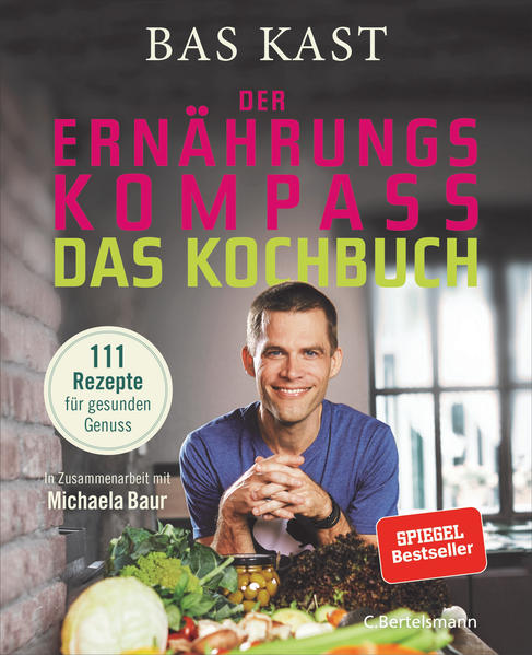 Das Kochbuch zum Bestseller »Der Ernährungskompass«, durchgehend farbig bebildert mit Rezepten »Noch nie war eine gesunde Ernährung so lecker!«, genialokal Mit seinem »Ernährungskompass« eroberte Bas Kast die Bestsellerlisten. Jetzt hat er zusammen mit der Rezepte-Entwicklerin Michaela Baur ein Kochbuch verfasst, das die wissenschaftlich begründeten Regeln gesunden Essens für den Ernährungsalltag umsetzt. Dass gesunde Ernährung, die auch Gewichtskontrolle im Blick hat, nichts mit dem Zählen von Kalorien zu tun hat und viele Klischees zum Thema längst überholt sind, belegte Bas Kast auf der Basis aller wissenschaftlichen Studien zum Thema Ernährung. Wichtiger ist das Was und das Wann des täglichen Essens. Auf Wunsch seiner vielen Leser hat er nun mit Michaela Baur Rezepte von morgens bis abends zusammengestellt, die auf den zentralen Erkenntnissen seines »Ernährungskompass« beruhen. In Text und Bild belegen die beiden Kochbegeisterten, dass sich Gesundheit und Genuss keinesfalls ausschließen.