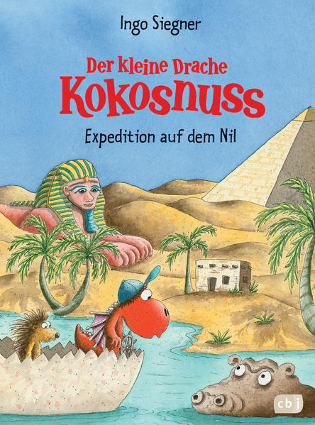 Der kleine Drache Kokosnuss möchte unbedingt herausfinden, wie es die alten Ägypter geschafft haben, die riesigen Pyramiden zu bauen. Mithilfe des Laserphasers und einem Spezial- Drachenflugmobil reisen Kokosnuss und seine Freunde Matilda und Oskar in die Zeit der Pharaonen. Als sie mit ihrem Flugmobil auf dem Nil notwassern müssen, beginnt für die drei ein neues, gefährliches Abenteuer ... Die Geschichten über die aufregenden Abenteuer, die der kleine Drache Kokosnuss mit seinen Freunden erlebt, sind inzwischen wahre Kinderbuchklassiker. Ingo Siegner schreibt über Freundschaft und Mut und fügt liebenswert- originelle Illustrationen hinzu. Die »Dein- Spiegel- Bestseller«- Reihe eignet sich perfekt zum Vor- und Selberlesen. Ausstattung: Mit fbg. Illustrationen