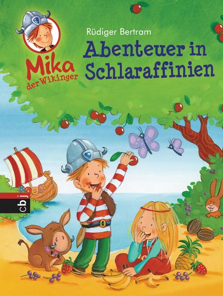 Auf Beutefahrt ins SchlaraffenlandSchlara… was? Mikas Magen knurrt so laut, dass Edda Wildschwein Hardy nicht verstehen kann. Sie müssen dringend Nahrungsmittel besorgen, denn der Winter hoch im Norden ist hart. Zum Glück weiß Hardy eine Lösung. Und tatsächlich, als sie in Schlaraffinien landen, trauen die kleinen Wikinger ihren Augen nicht: Der Strand hat die Farbe von Honig und die Bäume hängen voller Früchte. Genüsslich schlagen sie sich die Mägen voll und beladen ihr Drachenschiff. Doch sie haben die Rechnung ohne König Rondo und die dicken Bewohner von Schlaraffinien gemacht …