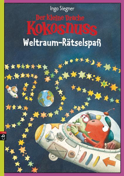 Rätselspaß mit dem kleinen Drachen Kokosnuss und seinen FreundenDer kleine Drache Kokosnuss, Matilda und Oskar müssen auf dem Weg zum Planeten Zitterpappel einige Rätsel lösen. Welche Knöpfe muss Kokosnuss drücken, um das Raumschiff zu starten? Welche Route fliegen die Freunde, um den richtigen Planeten zu erreichen? Findet Matilda den Außerirdischen, der sich auf der Dracheninsel versteckt hat? Spannender Rätsel- und Beschäftigungsspaß für alle Kokosnuss- Fans!