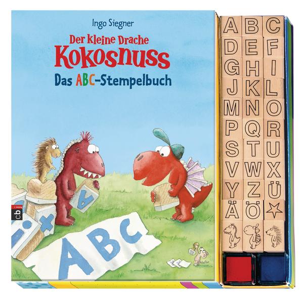 Im ABC- Stempelbuch finden Kokosnuss- Fans ab 5 Jahren auf über 60 Seiten kleine Rätselund Stempelaufgaben, bei denen es um die Buchstaben des Alphabets und den kleinen Drachen Kokosnuss geht. Mal muss man aus vielen Ps eine Pyramide stempeln, Wörter schreiben, die alle mit W beginnen, oder die fehlenden Lettern in ein Buchstaben- Sudoku stempeln. In der beigefügten Aufbewahrungs- Box findet man nicht nur 30 Buchstaben- Stempel aus Holz, sondern auch einen Kokosnuss- , Matildaund einen Oskar- Stempel, mit denen Kinder nach Herzenslust das beigelegte Buch vollstempeln können, Schulhefte verzieren oder sich ihr eigenes Kokosnuss- Briefpapier gestalten können. Mit zwei farbigen Stempelkissen! Achtung! Verschluckbare Kleinteile. Nicht für Kinder unter 36 Monaten geeignet. Ausstattung: Mit fbg. Illustrationen