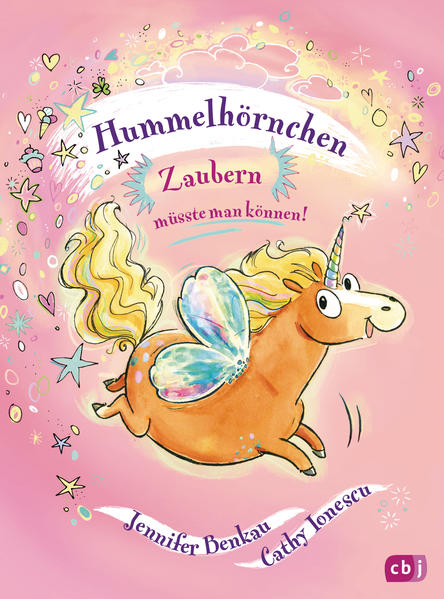 Achtung! Freches Einhorn im Anflug! Einhörner? Das sind doch diese zierlichen Zauberwesen in Pferdegestalt, die es schon lange nicht mehr gibt!? Falsch! Natürlich gibt es Einhörner! Das stellt auch Lenja fest, als der winzige Möpp dahergeflattert kommt. Einhorn Möpp ist allerdings kein bisschen zierlich, sondern ziemlich pummelig. Und ständig pupst er. Weil er eindeutig zu viel Süßigkeiten futtert! Außerdem ist es mit seinen Zauberkünsten nicht sehr weit her. Was für ein Heidendurcheinander sorgt ... Doch nur, wenn Möpp richtig zaubern lernt, kann er zurück ins Goldwolkenland zu den anderen Einhörnern! Ob Lenja ihm dabei helfen kann? Ausstattung: Mit fbg. Illustrationen