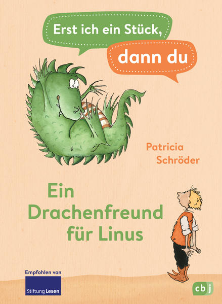 Die erfolgreiche Kinderbuchreihe mit bewährtem Konzept für das gemeinsame Lesenlernen und üben Fumo, der kleine Drache, schämt sich fürchterlich: Er kann kein Feuer spucken! Nicht das kleinste Rauchwölkchen kringelt sich aus seinen Nüstern, als er den großen Drachen seine Künste vorführen soll. Fumo sucht verzweifelt das Weite und läuft dabei Linus direkt in die Arme. Der kann auch kein Feuer spucken, denn Linus ist ein Menschenjunge. Doch er hat eine Idee, wie Fumo geholfen werden kann ... Wenn das Lesen für Leseanfänger noch mühsam ist, heißt es in vielen Familien: »Lass uns gemeinsam lesen. Erst ich ein Stück, dann du. Wir wechseln uns ab.« Deswegen ist unsere beliebte Erstleser- Reihe »Erst ich ein Stück, dann du« speziell für das gemeinsame Lesen konzipiert: * Leseabschnitte für die erfahrenen Vorleser*innen und die Leseanfänger*innen wechseln sich ab * längere Passagen für Vorleser*innen in kleiner Schrift * kurze Texte für Leseanfänger*innen in Fibelschrift So macht gemeinsames Lesenlernen Spaß! Ausstattung: Mit fbg. Illustrationen