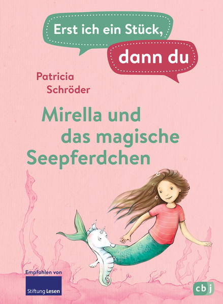 Die erfolgreiche Kinderbuchreihe mit bewährtem Konzept für das gemeinsame Lesenlernen und üben Als die kleine Nixe Mirella von ihren Freundinnen eine hübsche Muschel zum Geburtstag bekommt, entdeckt sie darin etwas ganz Besonderes: Ein Einhorn- Seepferdchen. Das ist eine kleine Sensation, denn eigentlich kennt Mirella diese Wesen nur aus den Märchen über das magische Meerprinzessinnen- Reich. Doch das Seepferdchen verkündet, dass es die Meerprinzessin wirklich gibt und sie dringend ihre Hilfe braucht. Für Mirella und ihre Freundinnen beginnt eine abenteuerliche Rettungsmission! Wenn das Lesen für Leseanfänger noch mühsam ist, heißt es in vielen Familien: »Lass uns gemeinsam lesen. Erst ich ein Stück, dann du. Wir wechseln uns ab.« Deswegen ist unsere beliebte Erstleser- Reihe »Erst ich ein Stück, dann du« speziell für das gemeinsame Lesen konzipiert: * Leseabschnitte für die erfahrenen Vorleser*innen und die Leseanfänger*innen wechseln sich ab * längere Passagen für Vorleser*innen in kleiner Schrift * kurze Texte für Leseanfänger*innen in Fibelschrift So macht gemeinsames Lesenlernen Spaß! Ausstattung: Mit fbg. Illustrationen