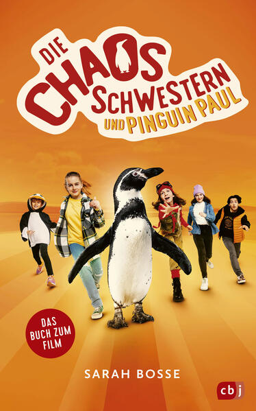 Das Chaos kommt ins Kino! Die Schwestern Livi, Tessa, Malea und Kenny sind das personifizierte Chaos. Dabei könnten sie unterschiedlicher nicht sein. Es scheint, als ob ihre einzige Gemeinsamkeit der Nachname Martini ist. So versuchen sie, sich größtenteils aus dem Weg zu gehen und so wenig wie möglich miteinander zu unternehmen - schließlich kann man sich seine Familie nicht aussuchen. Doch als Pinguin Paul, der vor einem Magier- Duo mit üblen Plänen flüchtet, in ihr Leben tritt, müssen sie ihre Ausweichstrategie überdenken ... Der Roman zum Kinofilm über die vier chaotischen Schwestern, basierend auf der beliebten Kinderbuchreihe von Dagmar H. Mueller. Das Buch enthält viele exklusive Filmfotos. Ausstattung: Mit fbg. Filmfotos