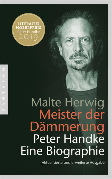 Die einzige umfassende Biographie des umstrittenen Dichters aktualisiert und ergänzt Peter Handke wurde 2019 mit dem Nobelpreis für Literatur ausgezeichnet. Er ist einer der umstrittensten und produktivsten Autoren der Gegenwart. Sein Bild in der Öffentlichkeit ist von Extremen geprägt: Hohepriester der Kunst, einsamer Mönch, Serbenfreund. Wie viel Wahrheit steckt hinter diesen Bildern? Auch sein Leben erscheint als Gratwanderung zwischen Extremen: zwischen Einsamkeit und Liebe, Menschenscheu und Ruhmsucht, Sprache und Politik, Traum und Welt. Malte Herwig führte lange Gespräche mit dem Dichter, dessen Verwandten, Weggefährten und Kontrahenten, und er erhielt Einsicht in unveröffentlichte Texte Handkes. So entstand eine aufschlussreiche und kontroverse Biographie. Um ein umfangreiches Kapitel und viele neue Fotos ergänzt und aktualisiert Mit zahlreichen Abbildungen: unveröffentlichte Fotos, Faksimiles von Tagebuchseiten sowie Zeichnungen und Skizzen von Handke. Die einzige umfassende Biographie des umstrittenen Dichters.