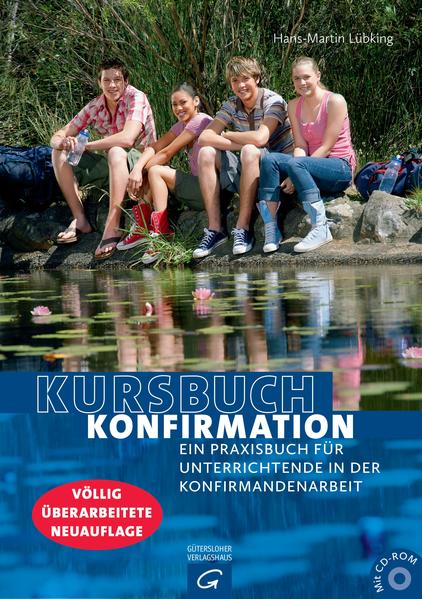 Kursbuch Konfirmation-das Praxisbuch für Unterrichtende In vollständig neuer Gestaltung und grundlegend überarbeitet ist das Praxisbuch für Unterrichtende in der Konfirmandenarbeit die ideale Ergänzung zum Arbeitsbuch für Konfirmandinnen und Konfirmanden von Hans-Martin Lübking. Zu jedem Kapitel bietet es strukturierte Erläuterungen, weiterführende didaktische Überlegungen und methodische Vorschläge für eine kompetente und lebendige Konfirmandenarbeit. Zahlreiche Infokästen geben Hintergrundinformationen, zu jedem Themenfeld gibt es ein ausgearbeitetes Gottesdienstmodell sowie Ideen für besondere Projekte. Die beigefügte CD enthält eine Fülle von Materialien sowie praktische Hilfen zu wichtigen Themen im Kontext der Konfi-Arbeit. Didaktische und methodische Hilfen für lebendige Konfirmandenarbeit Mit umfangreicher Material-CD Noch übersichtlicher, lesefreundlicher und klarer strukturiert Ausstattung: MIt CD-ROM