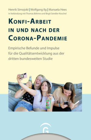 Konfi-Arbeit unter veränderten Bedingungen weiterentwickeln Die dritte bundesweite Studie zur Konfirmandenarbeit fand im Konfi-Jahrgang 2021/2022 statt. Unter den Vorzeichen der Corona-Pandemie wurde untersucht, wie Konfi-Arbeit gelingen kann. Die Studie analysiert die veränderten organisatorischen und strukturellen Bedingungen und nimmt die Wahrnehmungen der Jugendlichen sowie von Haupt- und Ehrenamtlichen auf. Im Vergleich mit früheren Studien wird deutlich, welche Probleme sich aufgrund der Krise einstellten und welche Entwicklungstendenzen und Chancen sich für die Konfi-Zeit ergeben. Auf dem Hintergrund der so gewonnenen Erkenntnisse setzt dieses Werk schließlich drei innovative Schwerpunkte: Feedbackgestützte Qualitätsentwicklung mittels des digitalen Feedback-Tools i-konf, Potenziale und Grenzen digitaler Medien sowie die Identifizierung pädagogischer Arbeitsweisen und Lernformen, die zur Verbesserung der Konfi-Arbeit beitragen können. Weitere Informationen: www.konfirmandenarbeit.eu Lernen in der Krise-Konfi-Arbeit unter Corona-Bedingungen Konfi-Arbeit unter veränderten Bedingungen weiterentwickeln Innovative Impulse für eine Konfi-Arbeit im Wandel Ausstattung: durchgehend vierfarbig