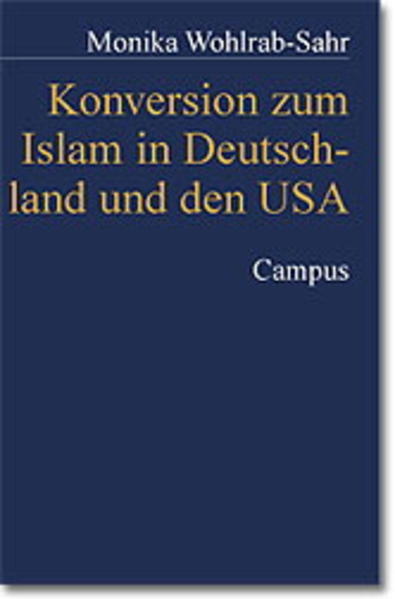 Der Islam ist im Westen nicht mehr nur als Religion von Migranten präsent. Auch einheimische Konvertiten erregen zunehmend öffentliches Interesse. Der Band befaßt sich in einer vergleichenden Perspektive mit dem Phänomen der Konversion zum Islam in Deutschland und den USA. Auf der Grundlage biographischer Interviews zeigt die Autorin, dass die Hinwendung zum Islam bezogen ist auf individuelle und kollektive Probleme von Zugehörigkeit und Abgrenzung, von Anerkennung und Diskreditierung. Gerade mit Hilfe des Islam als »fremder« Religion können krisenhafte biographische Erfahrungen im eigenen gesellschaftlichen Kontext artikuliert und symbolisch transformiert werden.