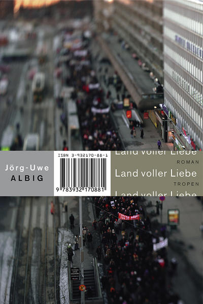 In seinem tropischen Exil stellt Beeskow sich unbehagliche Fragen: War wirklich alles schlecht? Kann aus Recht plötzlich Unrecht werden? War mein Leben sinnlos? Er blickt zurück auf seine Jahre in einem untergehenden Land, auf Freundschaften unter Geschäftsbedingungen, auf Illusionen von menschlichem Management und von einem Land voller Liebe. Als er schließlich von einem Straßenjungen bestohlen wird, glaubt er, in ihm seinen Erlöser gefunden zu haben: Er klammert sich an das Kind, als könne es ihm die Unschuld zurückgeben.