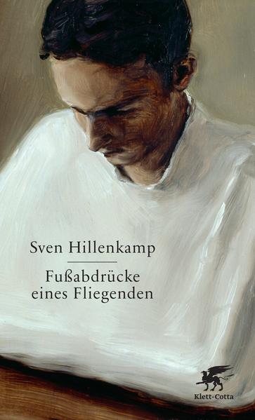 Nach dem preisgekrönten »Das Ende der Liebe« legt Sven Hillenkamp erneut ein Buch vor, das sich allen Genres entzieht. »Fußabdrücke eines Fliegenden« vereint Erzählungen und Gedichte, Szenen und Bilder - oft nur von der Länge eines Witzes - zu einem poetischen Geflecht. Tiefgründiges Nachdenken über unsere Zeit in Kombination mit einem starken Sinn für die Möglichkeiten der Literatur - das zeichnet dieses Buch aus. Ein Fünfundzwanzigjähriger wird ins Altenheim eingewiesen. Der Pilot eines Flugzeugs stellt während des Landeanflugs fest, dass die Erde verschwunden ist. Auschwitz wird wiedereröffnet, weil alle Kunst über Auschwitz verharmlosend ist. Hillenkamps literarisches Debüt Fußabdrücke eines Fliegenden ist ein Geflecht aus Geschichten, Lauf- und Standbildern. Komisch, düster, grotesk. Dem Schweren begegnet es mit Leichtigkeit, das Monolithische sprengt es in Stücke. »Gerade wenn das Schlimme überdeutlich verhandelt und in inneren Bildern nachvollzogen wird, ergibt sich eine temporäre Selbstheilung durch die tief inhalierte Sprache, durch den erlittenen und genossenen Stil, durch die rätselhaft schöne Wirkkraft gelingender Literatur.« Georg Klein, Laudatio auf Sven Hillenkamp zum Clemens-Brentano-Preis