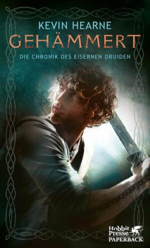 »›Die Chronik des Eisernen Druiden‹ überzeugt von der ersten bis zur letzten Seite. Phantastische Literatur vom Feinsten.« Abenteuer und Phantastik Thor, der nordische Donnergott, ist nicht nur ein Aufschneider und Rüpel, sondern viel schlimmer. Er hat viele Leben vernichtet und unzählige Unschuldige auf dem Gewissen. Atticus O’Sullivan, der letzte der Druiden, und sein vampirischer Anwalt Leif unternehmen alles, um diesen nordischen Albtraum ein für alle Mal loszuwerden. Über 2.000 Jahre hat eine Überlebensstrategie für Atticus funktioniert: Halt dich fern von Thor! Aber die Dinge heizen sich auf in seiner neuen Heimat Tempe, Arizona. Russische Dämonenjäger, die sich selbst die »Hämmer Gottes« nennen, drehen komplett durch und terrorisieren die Gegend. Doch wer steckt dahinter? Trotz vielfacher Warnung reisen Atticus und Leif zur nordischen Welt Asgard, wo sie sich mit einem Werwolf, einem Zauberer und einer Armee von Eisriesen verbünden. Ein epischer Kampf gegen boshafte Walküren, zornige Götter und vor allem gegen den hammerschwingenden Donner-Fiesling selbst beginnt.